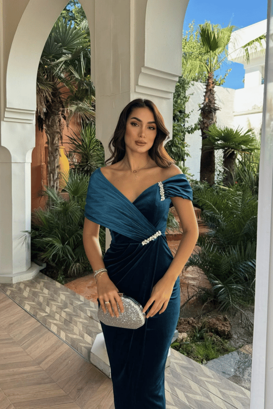 Felicia Omuz Taş Detay Kayık Yaka Kadife Abiye 9361 TURKUAZ