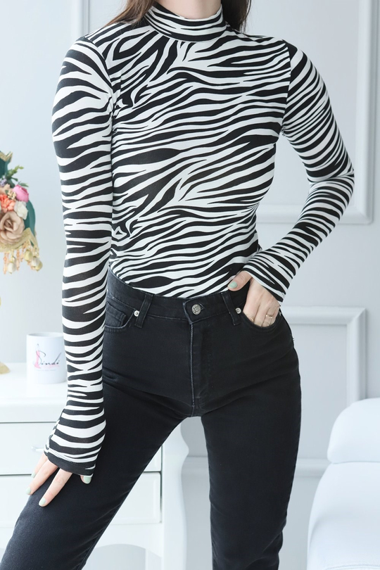 Dik Yaka Desenli Bluz ZEBRA