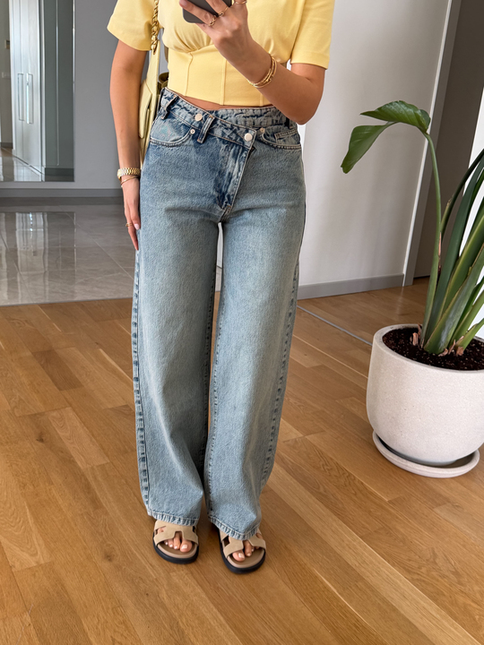Asimetrik Düğmeli Yıkamalı Jean 