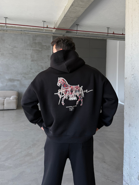 Siyah Kapşonlu Sırt At Aplikeli Püsküllü Sweatshirt PLZ 27003