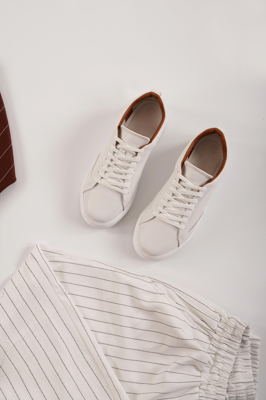 AYAKKABILI KOMBİNKahve Çizgili Krep Gömlek Beyaz Çizgili Krep Baggy Pantolon Beyaz Casual Spor Ayakkabı KOMBİN