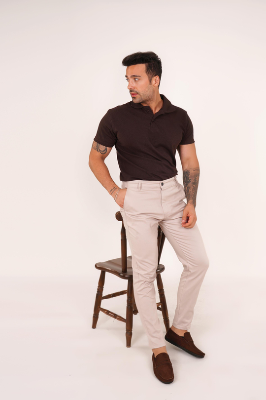 AYAKKABILI KOMBİNKahve Polo Yaka,Krem Gabardin Düz Pant. Kahve Old Money Süet Ayakkabı