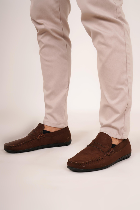 AYAKKABILI KOMBİNKahve Polo Yaka,Krem Gabardin Düz Pant. Kahve Old Money Süet Ayakkabı