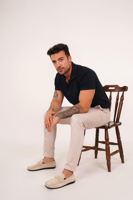 AYAKKABILI KOMBİNLacivert Polo Yaka,Bej Gabardin Düz Pant. Bej Old Money Süet Ayakkabı