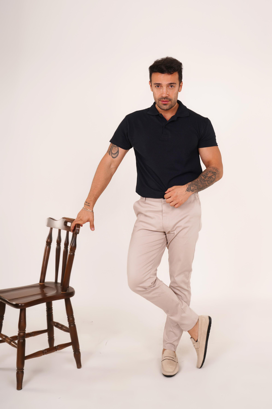 AYAKKABILI KOMBİNLacivert Polo Yaka,Bej Gabardin Düz Pant. Bej Old Money Süet Ayakkabı