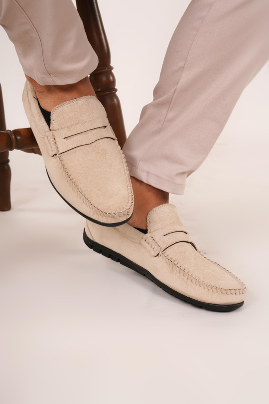 AYAKKABILI KOMBİNLacivert Polo Yaka,Bej Gabardin Düz Pant. Bej Old Money Süet Ayakkabı