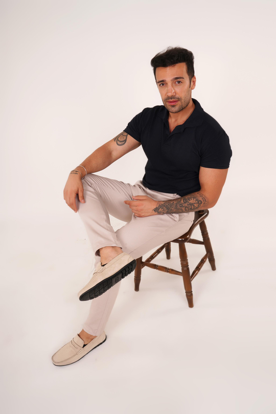 AYAKKABILI KOMBİNLacivert Polo Yaka,Bej Gabardin Düz Pant. Bej Old Money Süet Ayakkabı