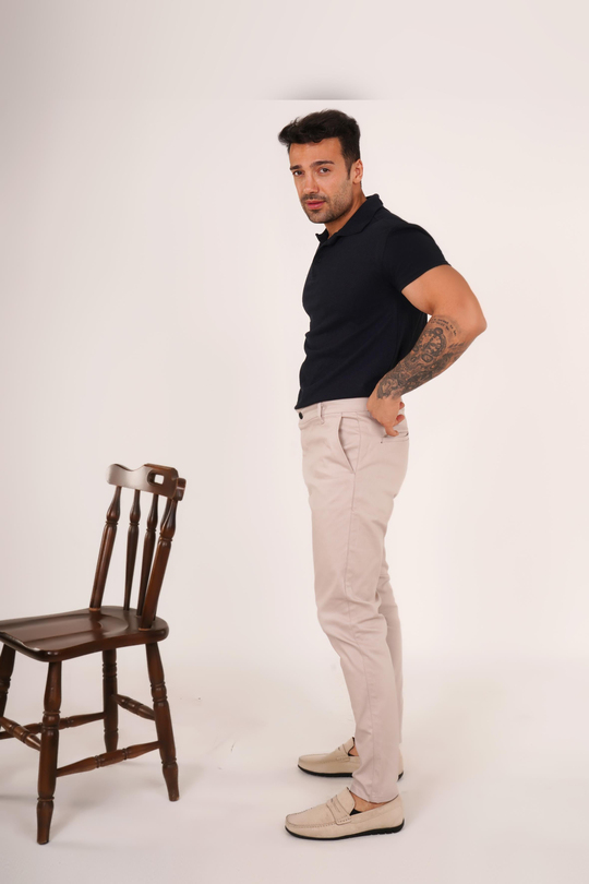 AYAKKABILI KOMBİNLacivert Polo Yaka,Bej Gabardin Düz Pant. Bej Old Money Süet Ayakkabı