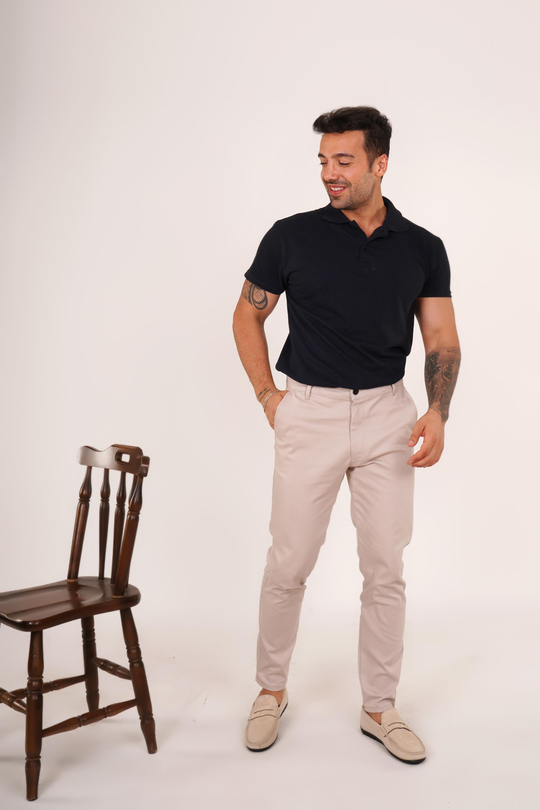 AYAKKABILI KOMBİNLacivert Polo Yaka,Bej Gabardin Düz Pant. Bej Old Money Süet Ayakkabı