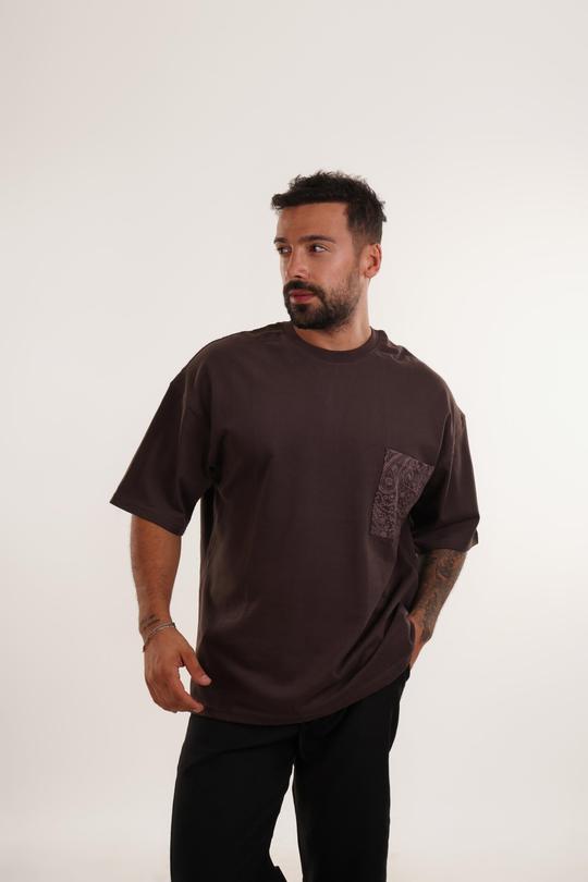 BASKILI TSHİRT MODELLERİKahve Ön Cep Kabartma Desenli Oversize T-SHİRT VMS 40562