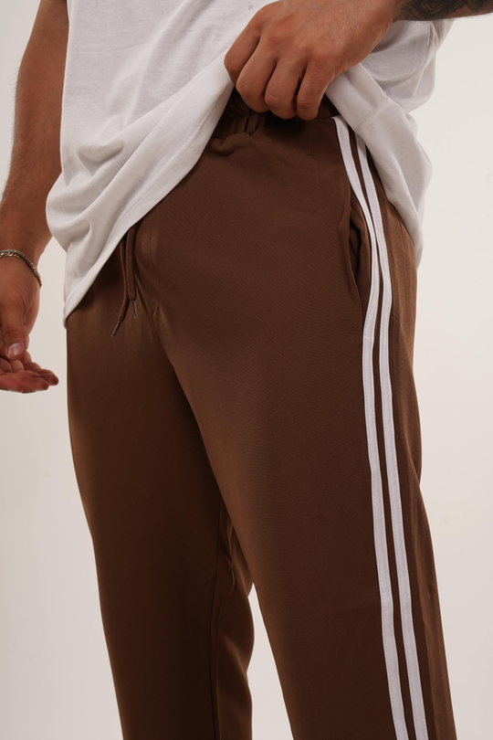 EŞOFMAN ALTI & JOGGERKahve Dokuma Kumaş Yandan Çift Çizgi Baggy Pant. KNG