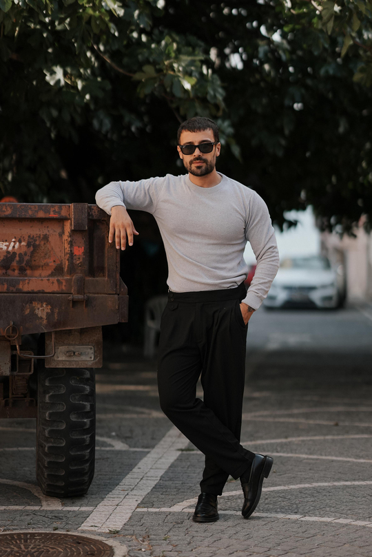 KIŞLIK KLASİK KOMBİNLERGri Bisiklet Yaka Triko SC, Siyah Tokalı Duble Paça Kumaş Pantolon W11 5035