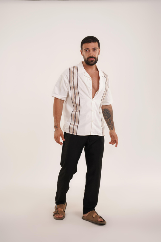 KOMBİNBeyaz Nakış Desenli Keten Gömlek VMS, Siyah Keten Baggy Pantolon KNG KOMBİN