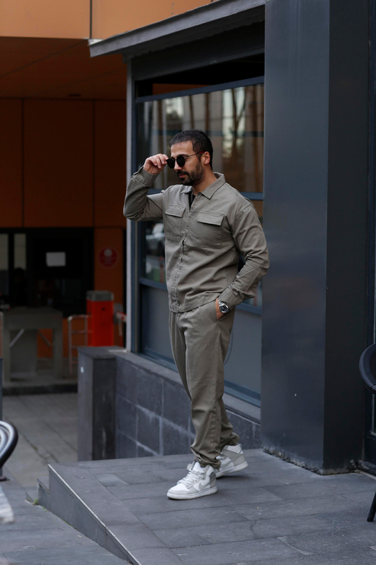 KOMBİNHaki Gabardin Çift Göğüs Cepli Fermuarlı Gömlek , Haki Gabardin Double Paça İtalian Pantalon SNZ8353