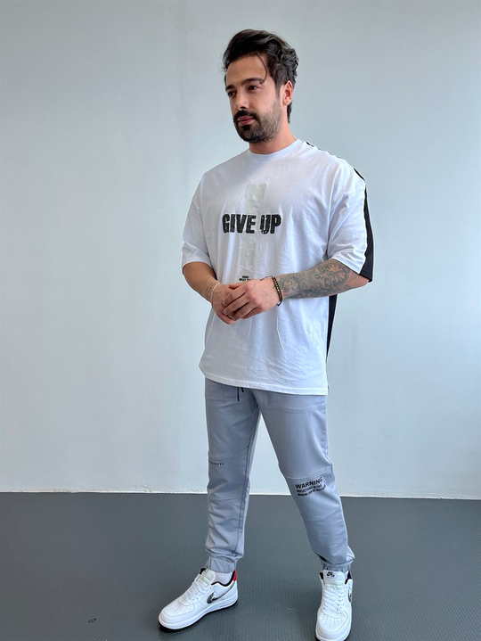 OVERSİZE TSHİRTLERBeyaz Göğüs Gıve UP Baskılı Sırt Siyah Oversize T-SHİRT BRZY