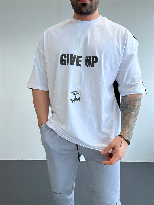 OVERSİZE TSHİRTLERBeyaz Göğüs Gıve UP Baskılı Sırt Siyah Oversize T-SHİRT BRZY