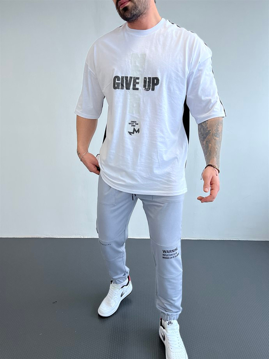 OVERSİZE TSHİRTLERBeyaz Göğüs Gıve UP Baskılı Sırt Siyah Oversize T-SHİRT BRZY