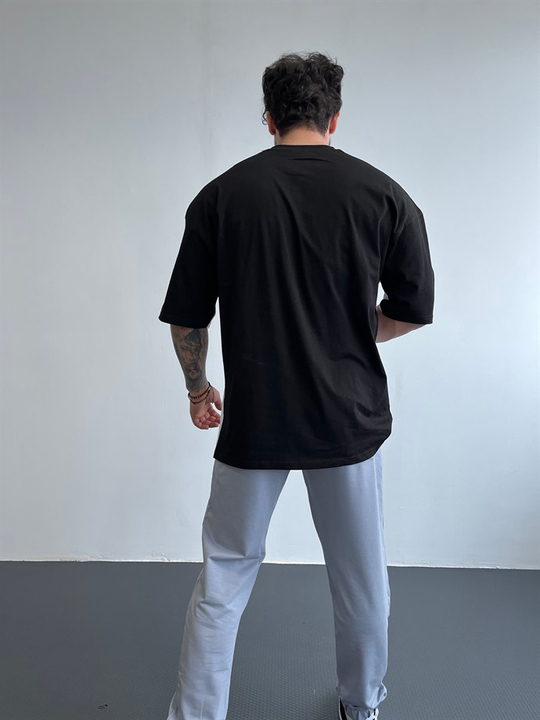 OVERSİZE TSHİRTLERBeyaz Göğüs Gıve UP Baskılı Sırt Siyah Oversize T-SHİRT BRZY