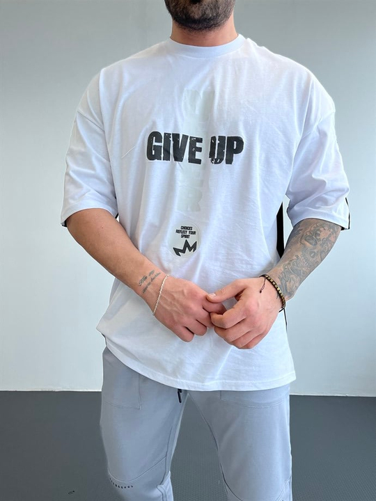 OVERSİZE TSHİRTLERBeyaz Göğüs Gıve UP Baskılı Sırt Siyah Oversize T-SHİRT BRZY