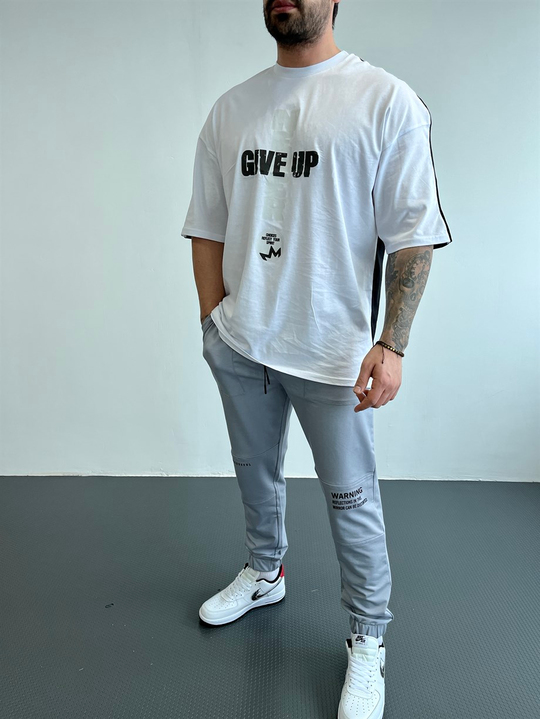 OVERSİZE TSHİRTLERBeyaz Göğüs Gıve UP Baskılı Sırt Siyah Oversize T-SHİRT BRZY