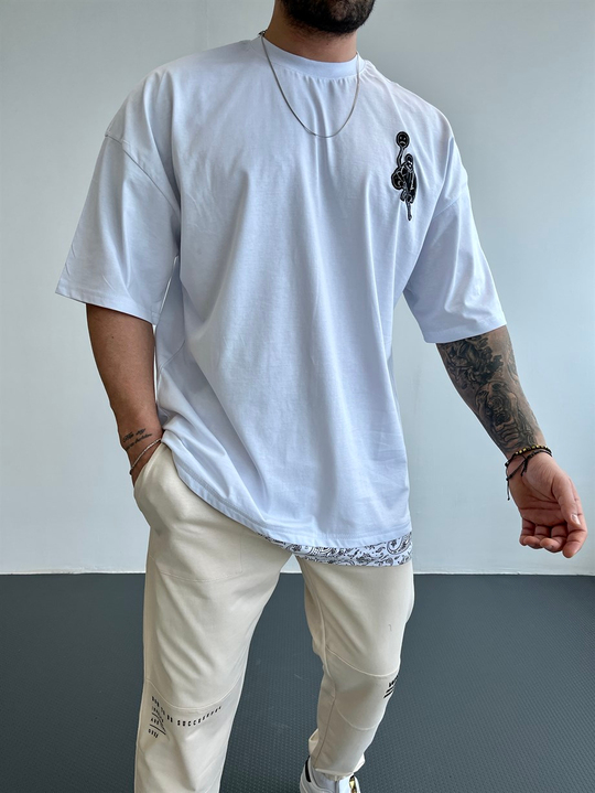 OVERSİZE TSHİRTLERBeyaz Göğüsten Maske Silah Nakışlı Etek Detaylı Oversize Tshirt BLTZ