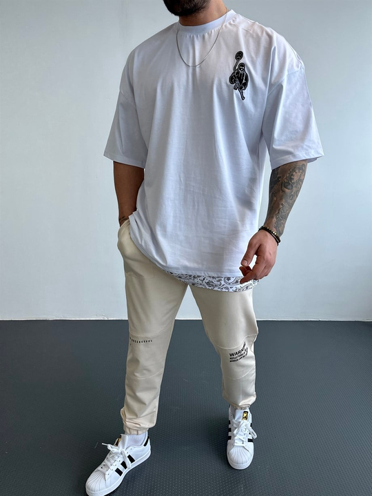 OVERSİZE TSHİRTLERBeyaz Göğüsten Maske Silah Nakışlı Etek Detaylı Oversize Tshirt BLTZ