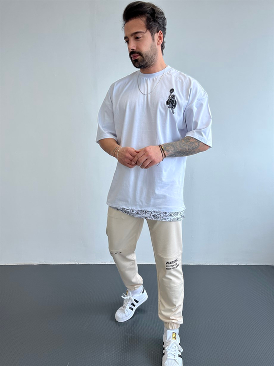 OVERSİZE TSHİRTLERBeyaz Göğüsten Maske Silah Nakışlı Etek Detaylı Oversize Tshirt BLTZ