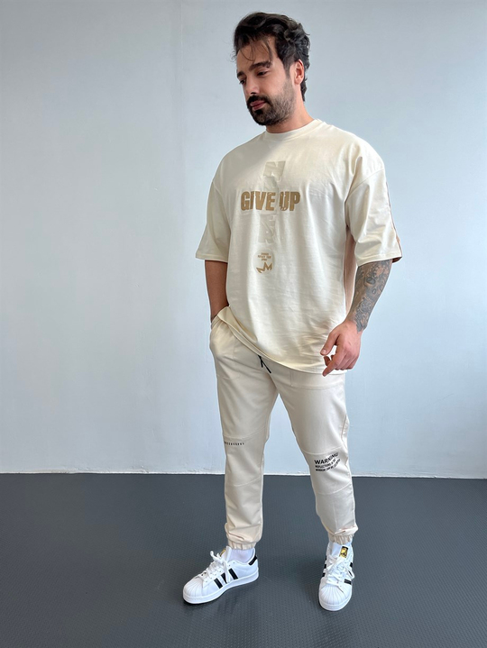 OVERSİZE TSHİRTLERKrem Göğüs Gıve UP Baskılı Sırt Kahve Oversize T-SHİRT BRZY