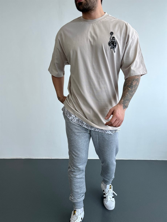 OVERSİZE TSHİRTLERKrem Göğüsten Maske Silah Nakışlı Etek Detaylı Oversize Tshirt BLTZ