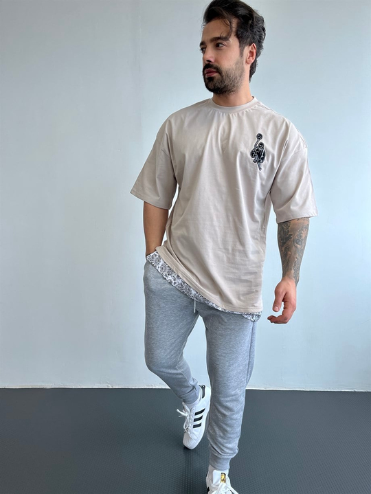 OVERSİZE TSHİRTLERKrem Göğüsten Maske Silah Nakışlı Etek Detaylı Oversize Tshirt BLTZ