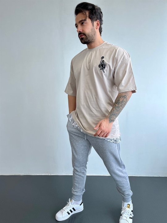 OVERSİZE TSHİRTLERKrem Göğüsten Maske Silah Nakışlı Etek Detaylı Oversize Tshirt BLTZ