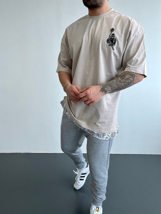 OVERSİZE TSHİRTLERKrem Göğüsten Maske Silah Nakışlı Etek Detaylı Oversize Tshirt BLTZ