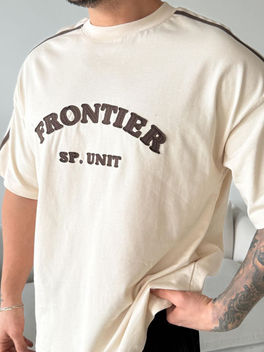 T-SHİRTBej Frontier Nakışlı Oversize Tişört JJ Y125