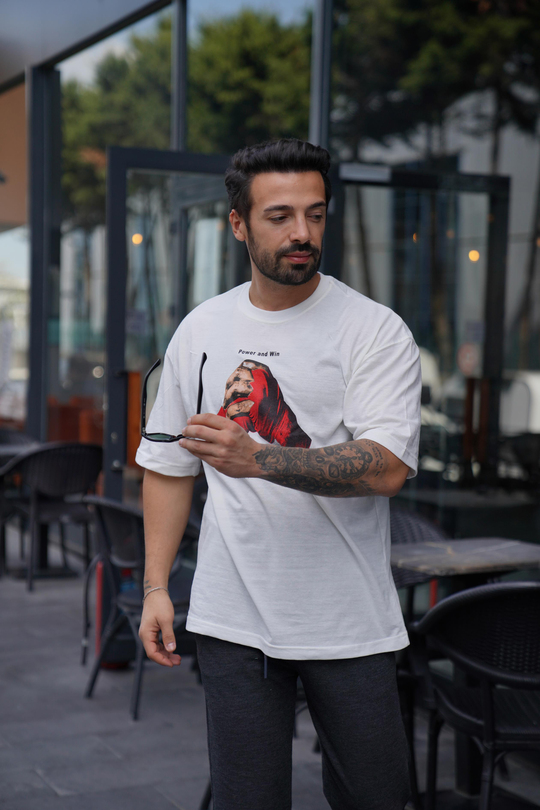 T-SHİRTBeyaz Eldiven Baskılı Oversize T-Shirt VSK