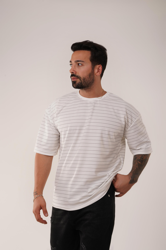 T-SHİRTBeyaz İnce Tire Çizgi Desen Oversize SC 