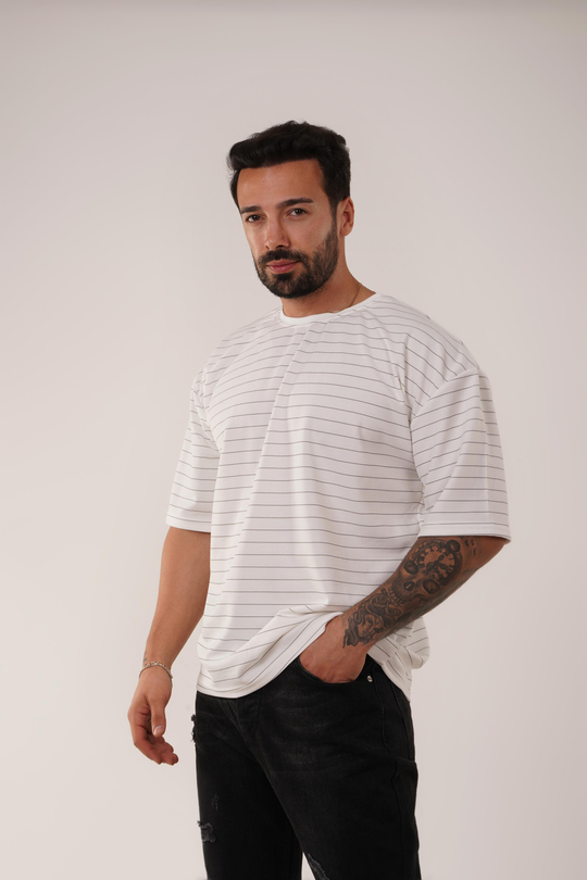 T-SHİRTBeyaz İnce Tire Çizgi Desen Oversize SC 