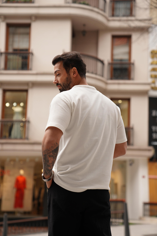 T-SHİRTBeyaz Patlı Parçalı İki Düğmeli T-Shirt SNZ 3903