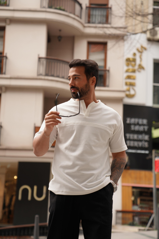 T-SHİRTBeyaz Patlı Parçalı İki Düğmeli T-Shirt SNZ 3903