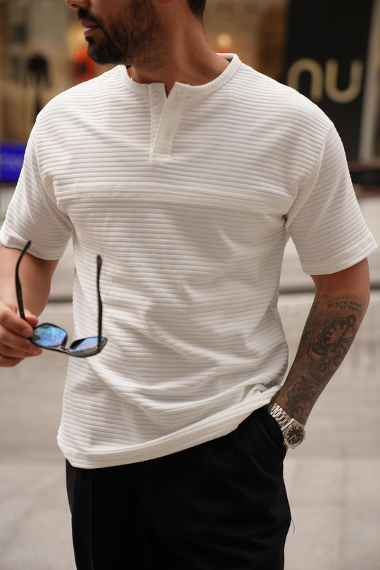 T-SHİRTBeyaz Patlı Parçalı İki Düğmeli T-Shirt SNZ 3903