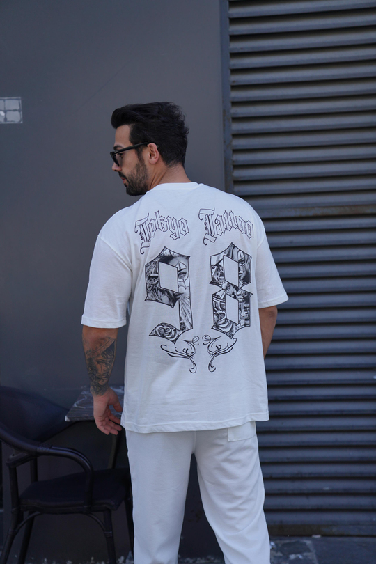 T-SHİRTBeyaz TOKYO98 Baskılı Oversize T-Shirt VSK