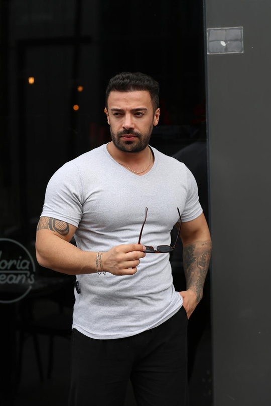 T-SHİRTGri V Yaka Slim Fit T-SHİRT SC
