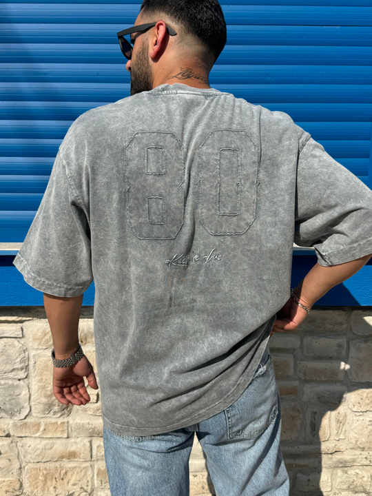 T-SHİRTGri Yıkamalı Sırt 80 Nakışlı Oversize T-SHIRT PNC 8137
