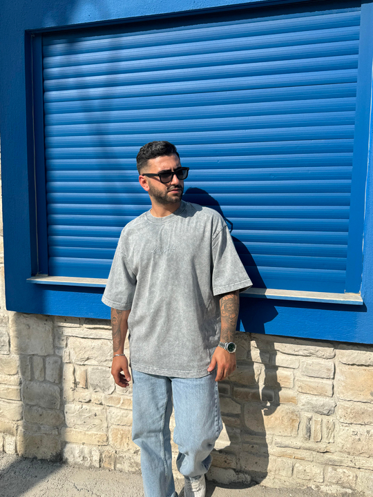 T-SHİRTGri Yıkamalı Sırt 80 Nakışlı Oversize T-SHIRT PNC 8137