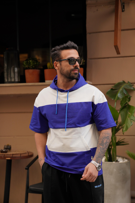 T-SHİRTMavi Beyaz Parçalı Kapşonlu Cep T-Shirt VMS 30158