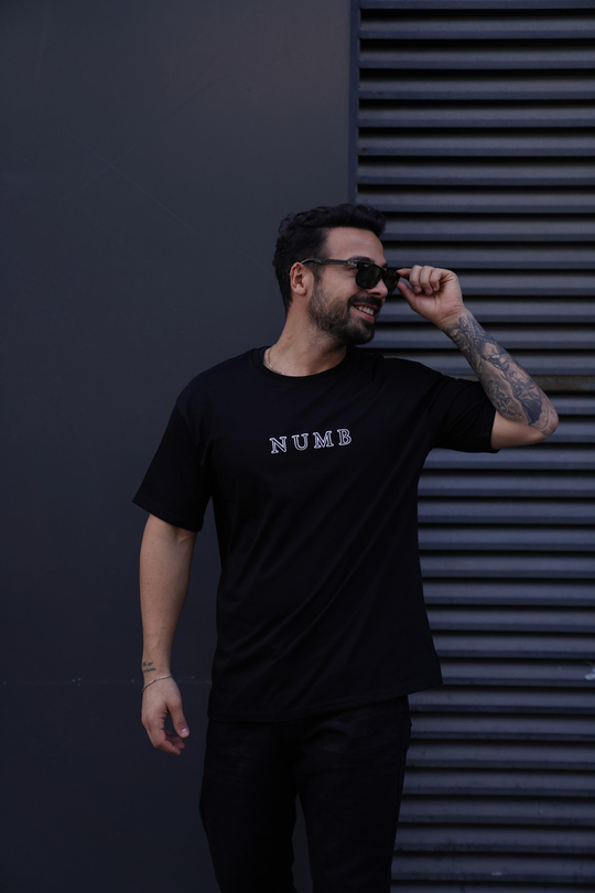 T-SHİRTSiyah Numb Baskılı Oversize T-Shirt TK
