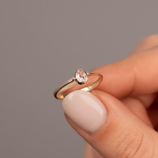 Oval Pembe Taşlı 14 Ayar Altın Yüzük
