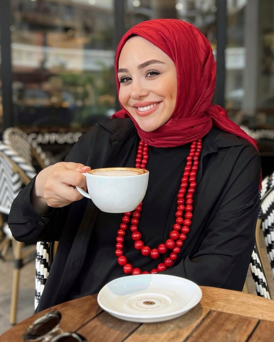Hazal Aydının Kırmızı Piliseli Bambu Şal Tercihi