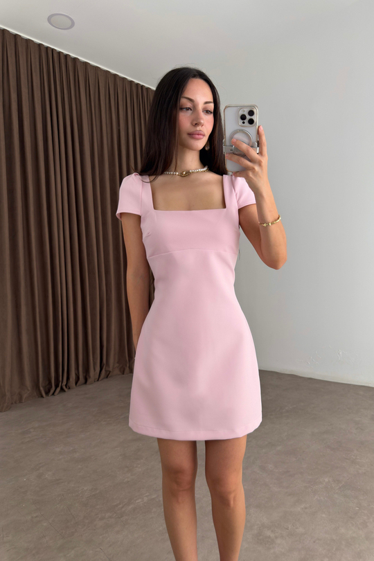 Fiyonklu Sırt Dekolteli Pembe Kısa Elbise