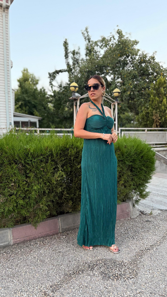 Zümrüt Yeşili Saten Pilise Göğüs Kuplu Boyundan Bağlamalı Uzun Elbise