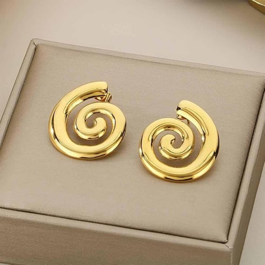 Golden Sarmal  Küpe – Zarafet ve Işıltının Buluşması
